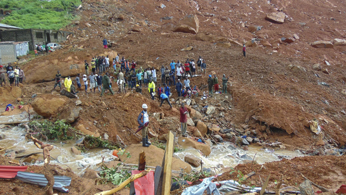 Las autoridades del país calculan que podrían encontrar alrededor de 100 personas más bajo los escombros.