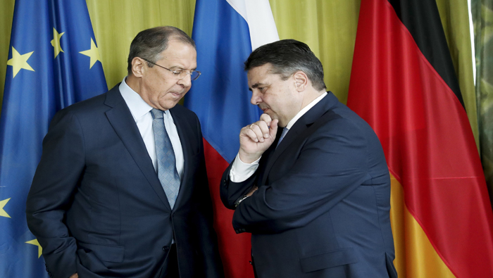 El ministro de Exteriores alemán, Sigmar Gabriel (d), conversa con su homólogo ruso, Serguéi Lavrov, durante un encuentro bilateral en el G20 de febrero pasado.