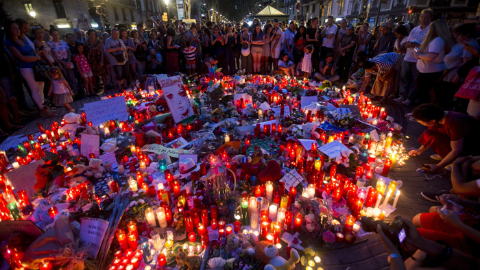 Miles de personas se reunieron en la zona turística de Las Ramblas con flores, velas, peluches y notas, para realizar una vigilia en nombre de los 13 fallecidos y el centenar de heridos que dejó el atentado.