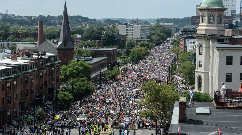 Unos 15.000 manifestantes marcharon a la histórica plaza Boston Common contra el racismo