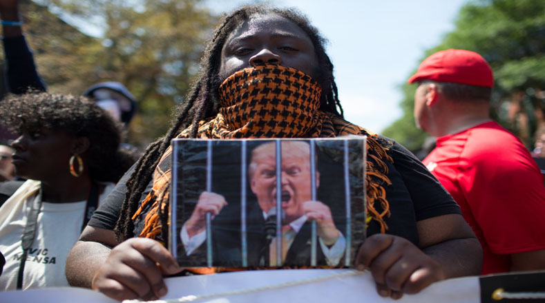  Algunos de los activistas vistieron de negro y cubrieron sus rostros. 