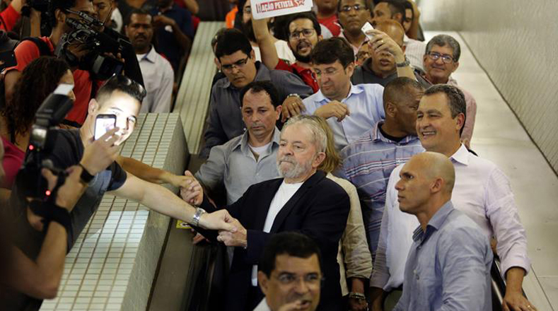 Durante su viaje, que se extenderá por 25 ciudades, el pueblo brasileño le ha expresado su apoyo al exjefe de Estado.