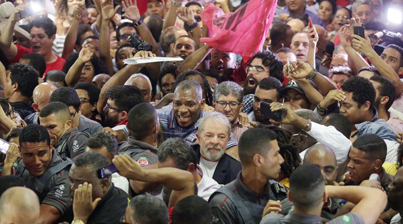 Expresan apoyo a Lula durante su viaje por Brasil
