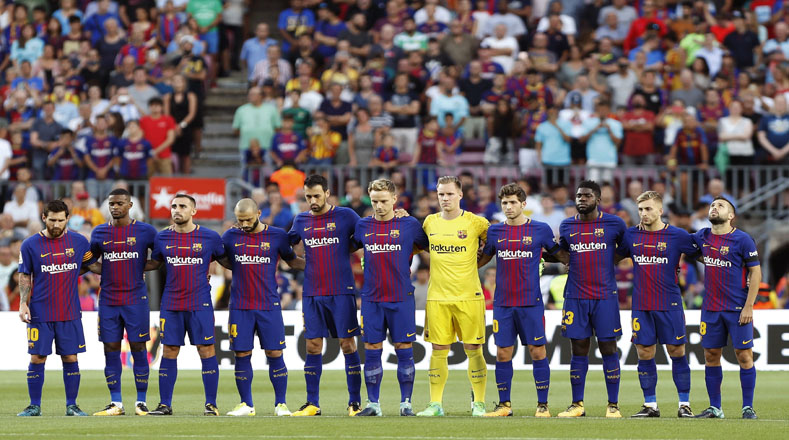 Los jugadores del Barcelona guardaron un minuto de silencio por las víctimas del atentado terrorista de Barcelona y Cambrils antes del inicio del partido de la Liga Española.