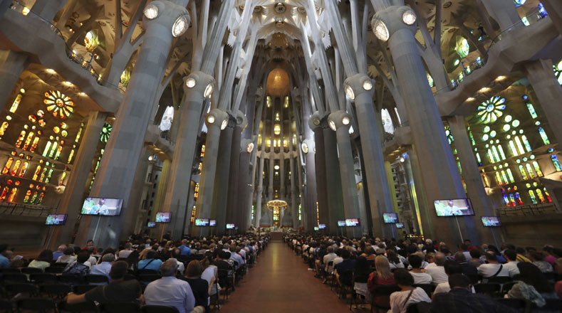En la basílica de la Sagrada Familia se ofició una misa por el arzobispo metropolitano de Barcelona, cardenal Juan José Omella, a la que asistieron los reyes de España y varias autoridades.