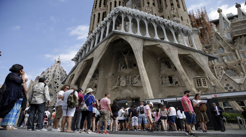 Hubo colas para entrar a la Basílica de la Sagrada Familia tras la misa que se celebró por la paz y en memoria de las víctimas de los atentados de Barcelona y Cambrils