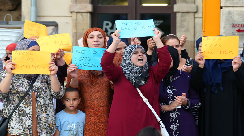 La comunidad musulmana realizó una concentración para denunciar el terrorismo frente al ayuntamiento de Ripoll, España 