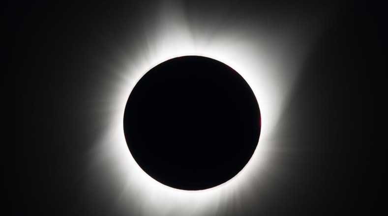 La NASA publicó una imagen del evento desde Madras, Oregon, donde se observa cómo la luna cubrió totalmente al sol, un eclipse no muy común.