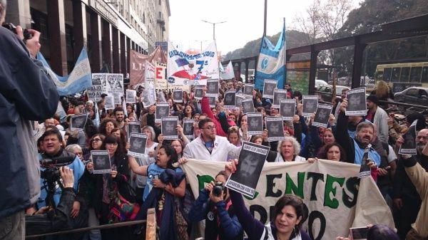  Según Adaro el proyecto para reformar la escuela secundaria que impulsa el gobierno de la ciudad de Buenos Aires "va a terminar de destruir el sistema de educación media”.