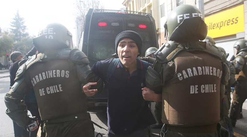 La represión a los estudiantes fue la respuesta que obtuvieron los manifestantes por parte del Gobierno en relación a sus demandas.
