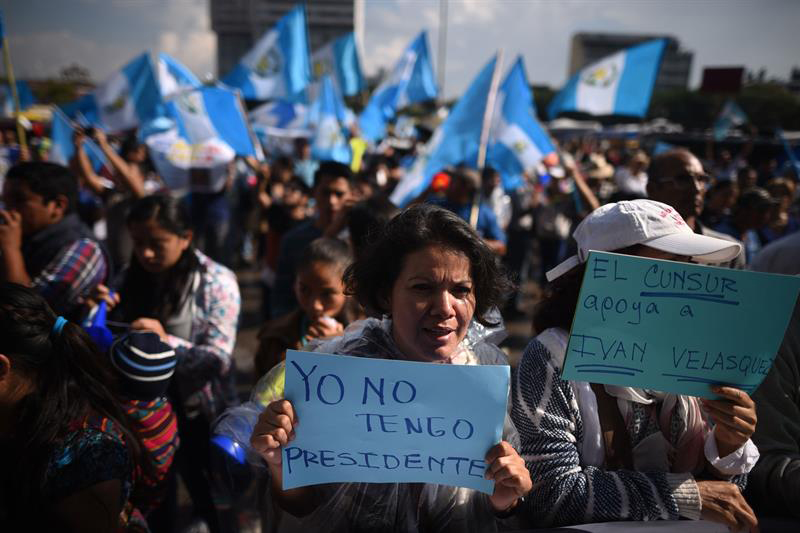 El presidente de Guatemala Jimmy Morales es acusado de financiamiento electoral ilícito durante la campaña de 2015 donde ganó la jefatura máxima del país.
