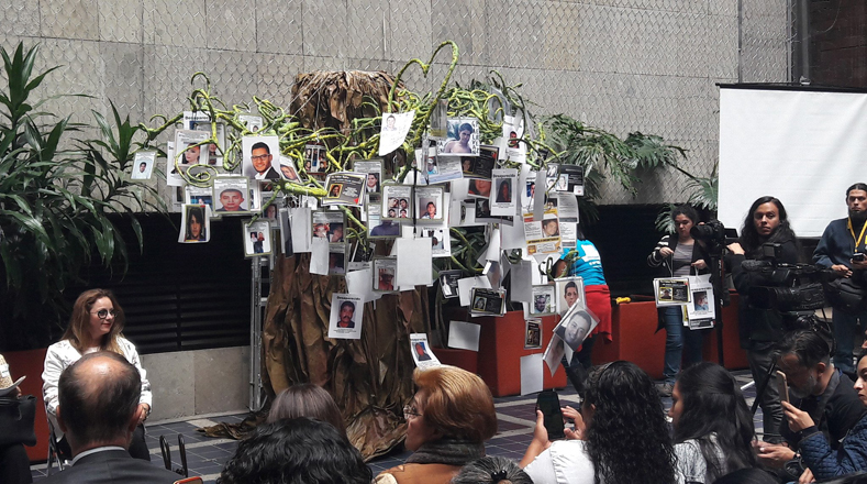 Familiares de los desaparecidos en México, confeccionaron un árbol con fotos de sus seres amados. "Este día no debió existir", dijeron.