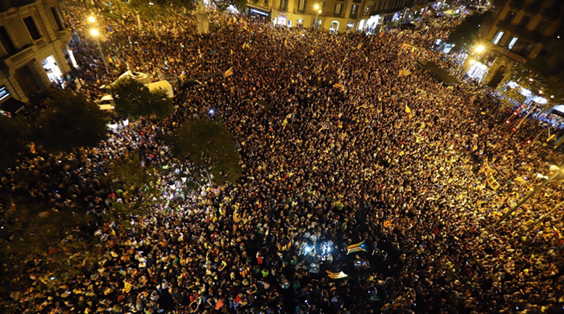 Cientos de catalanes protestan por detenciones de altos cargos