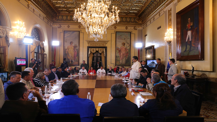Maduro (c) se reunió con gobernadores y candidatos regionales.