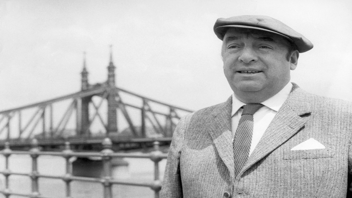 El poeta chileno Pablo Neruda durante un viaje por Hungría en 1956.