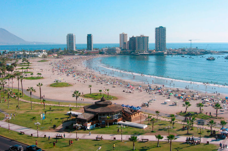 La mandataria chilena señaló que además de prohibir las bolsas en la costa, también espera promover una serie de acciones para limpieza de las playas posterior a las vacaciones.