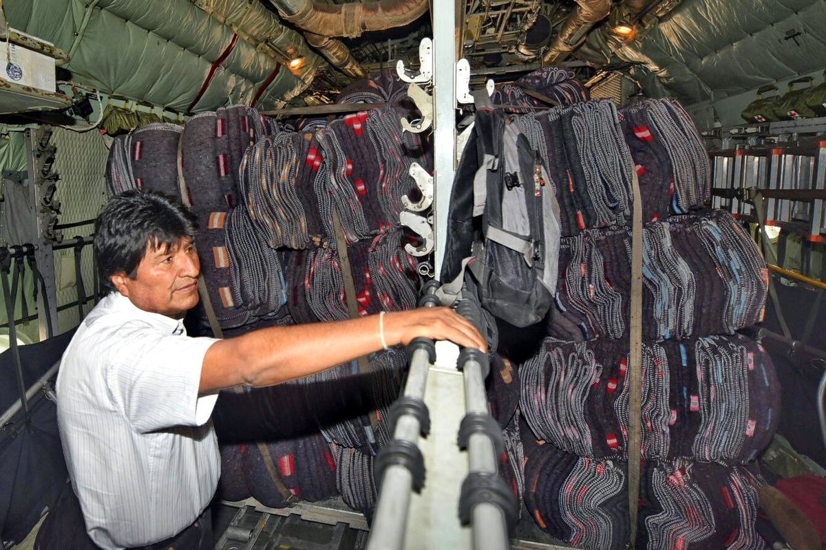 El presidente Evo Morales hizo entrega personal de la carga al embajador de México en Bolivia.