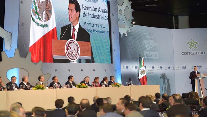 El mandatario (d) mexicano estuvo en la Reunión Anual de Industriales de la Confederación de Cámaras Industriales.
