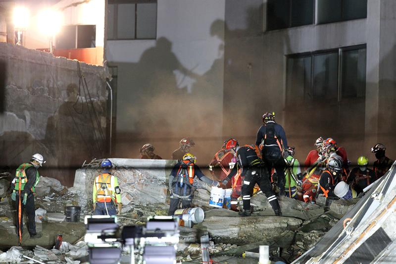 Rescatistas continúan en la búsqueda de personas que quedaron atrapadas en el edificio de la avenida Álvaro Obregón tras el terremoto, en Ciudad de México.