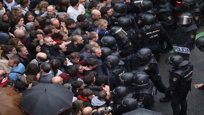 Varios choques entre las autoridades y el pueblo catalán se perpetraron este domingo.