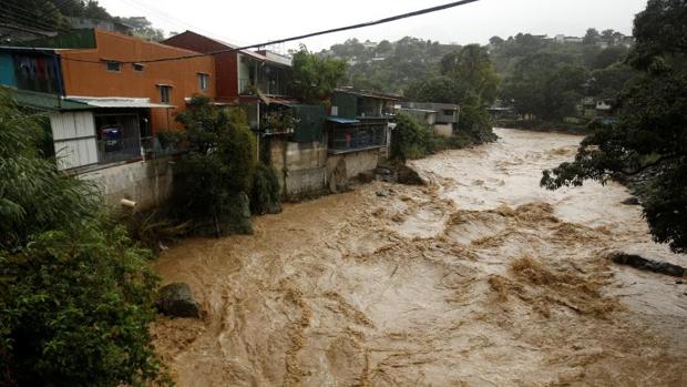 El río Tiribi en San José, Costa Rica, donde el paso de la tormenta tropical Nate, dejó 11 fallecidos.