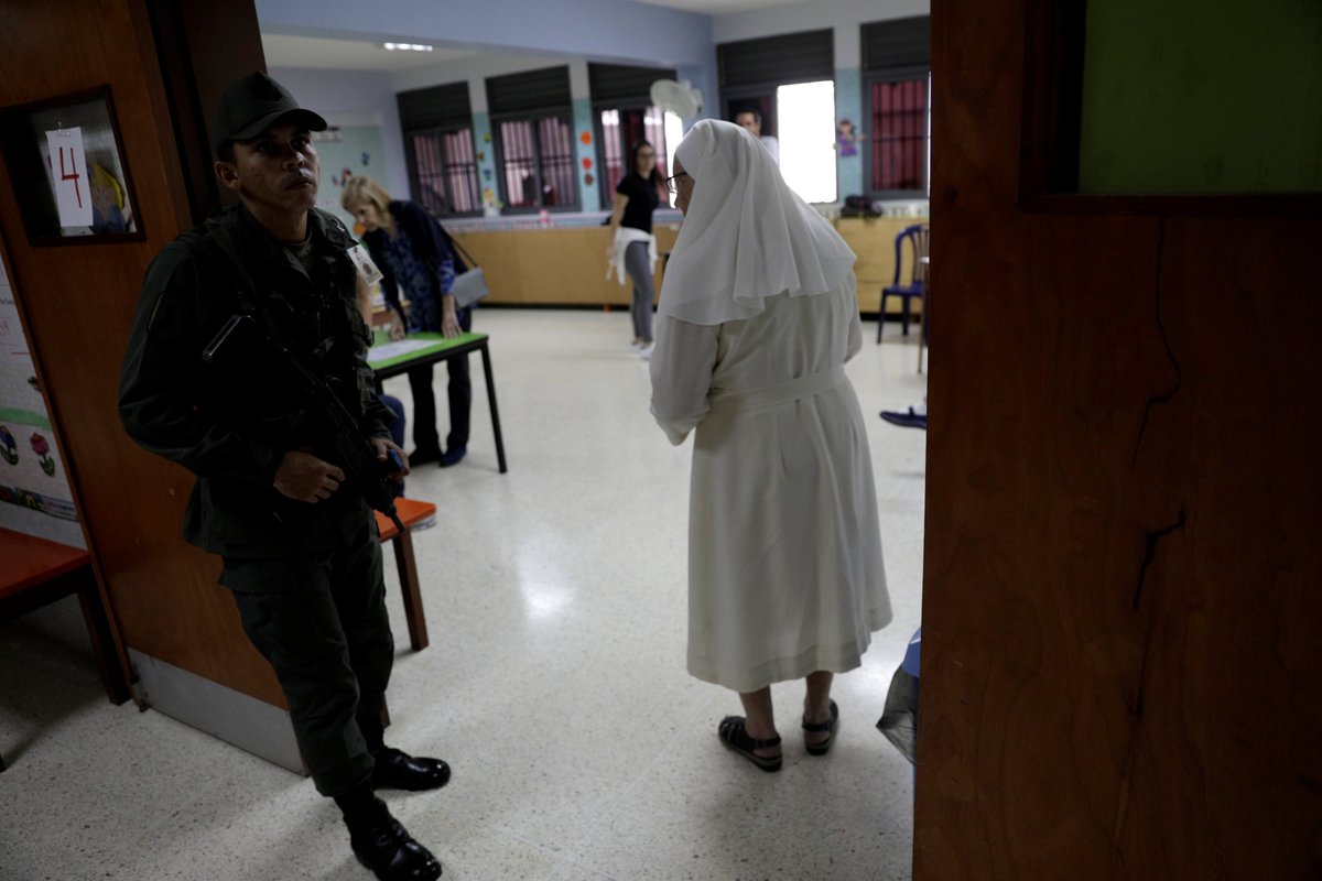Los centros de votación cerrarán a las 18H00 hora local o hasta que vote el último venezolano en cola.