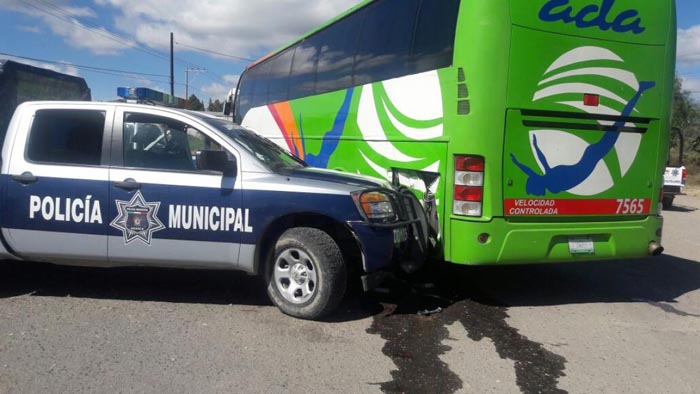 La Policía mexicana impactó contra el autobús en el que se desplazaban los estudiantes y le propinó múltiples disparos al vehículo.