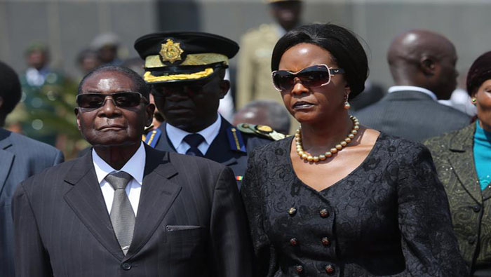El mandatario Robert Mugabe aseguró que pese a encontrarse confinado en su residencia, tanto su esposa Grace como él se encuentran bien.