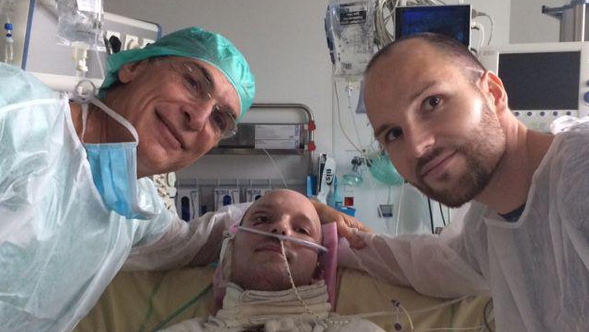 En la imagen, uno de los médicos del Hospital Saint-Louis junto a Franck y su hermano gemelo.