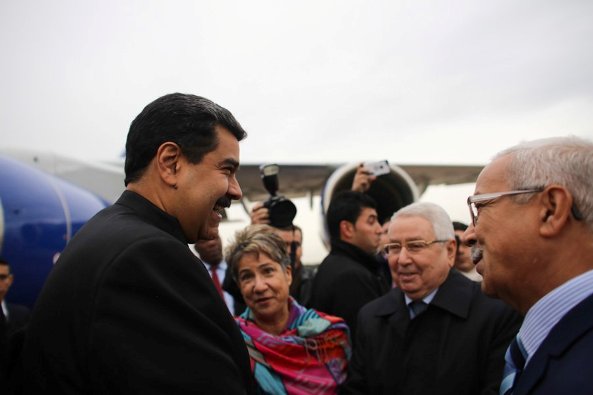 El mandatario venezolano hice escala en Argelia antes de reunirse en Turquía con 58 países de la Comunidad Islámica.