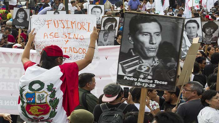 El pueblo peruano ha salido a las calles en rechazo de la medida del Gobierno central.