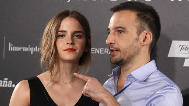 El director español-chileno junto a la actriz Emma Watson, para el estreno de la película 