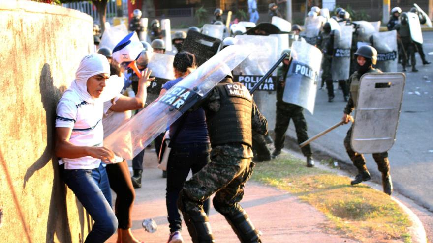Las fuerzas de seguridad agreden a manifestantes que protestaban por lo que consideran un 