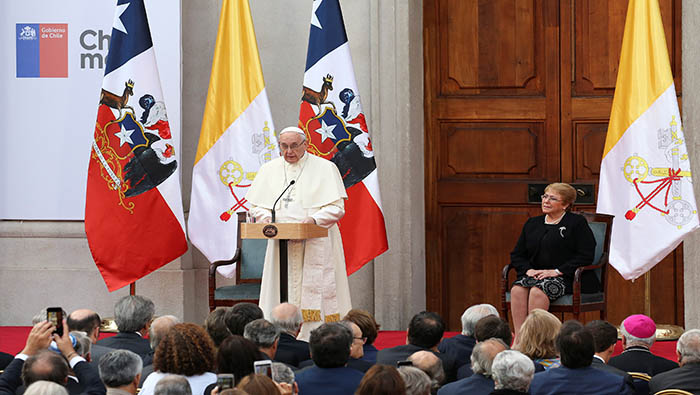 El papa fue recibido en el Palacio de La Moneda por la mandataria saliente, Michelle Bachelet.