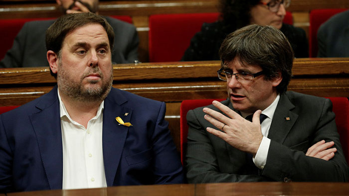 Junqueras (i) y Puigdemont (d) podrían ser inhabilitados próximamente para ejerecer cargos públicos.