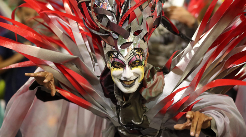 El Carnaval de Montevideo (Uruguay) es uno de los más largos que existen, entre 30 y 40 días, donde se reúnen personas de todas las edades para compartir la alegría.