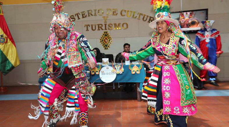 Los bolivianos estiman que más de 416.000 personas entre locales y extranjeros participen en una costumbre que es patrimonio oral e intangible de la humanidad.