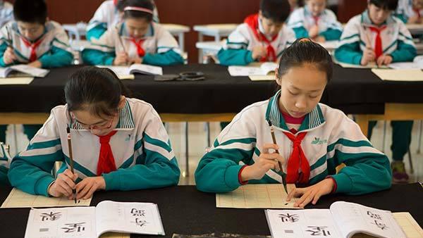 De acuerdo con el decreto de enseñanza obligatoria, los niños en edad escolar reciben educación gratuita en China.