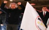 El M5S, fundado por Beppe Grillo (i), consigue su primera victoria electoral.