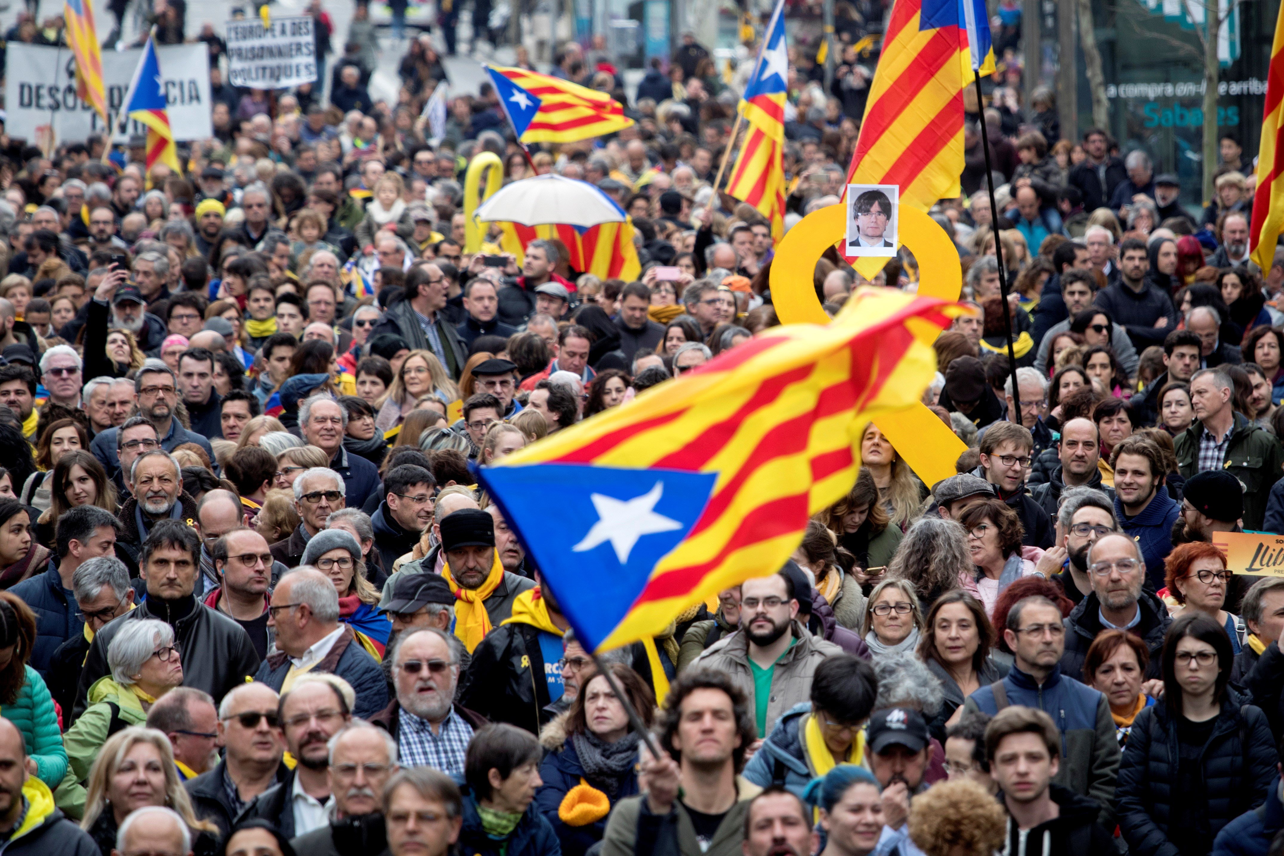 Los catalanes tomarán las calles por la liberación de los líderes independentistas en espera de que la justicia dictamine el fallo de extradición de Puigdemont.