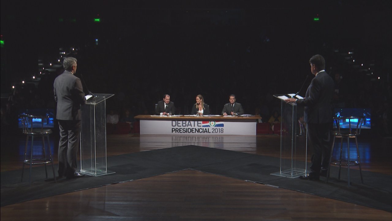 Ambos candidatos respondieron a diez preguntas durante el debate.