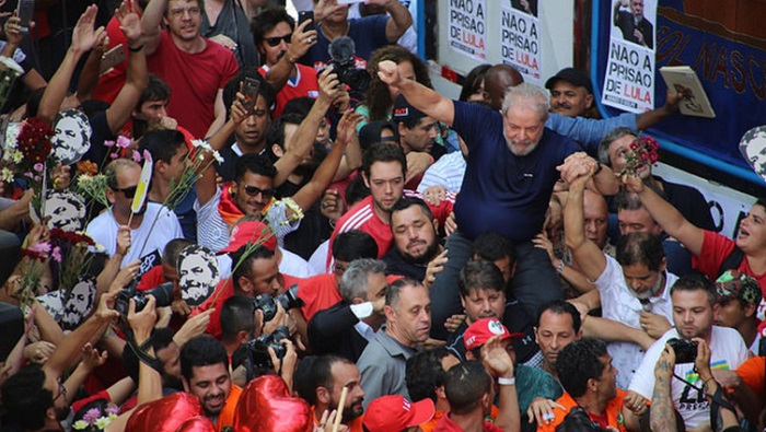 Los lazos de correspondencia con los brasileros de a pie, de la calle y de los andenes del Brasil, Lula los ató para que no sean desatados jamás.