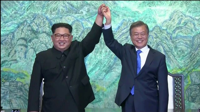 Moon Jae-in y Kim Jong-un alzan sus manos en son de amistad