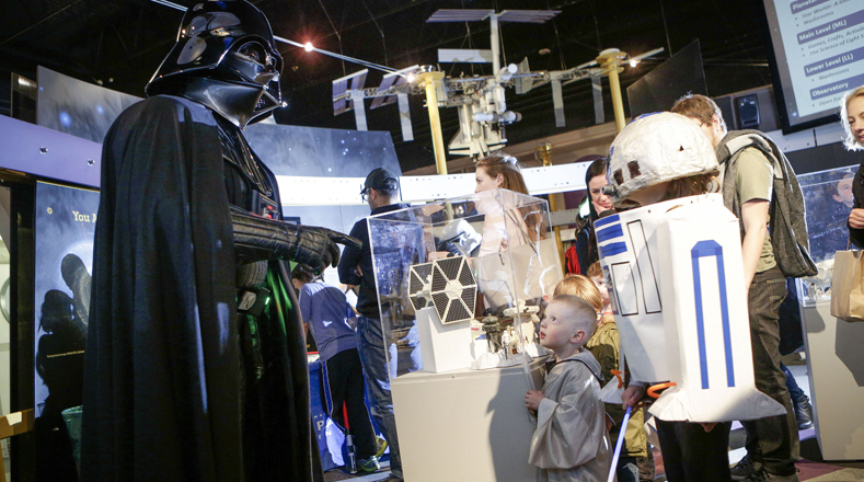 Durante la celebración, Darth Vader no se limitó y acudió a la fiesta "Star Wars Day" llevada a cabo en el Museo de Vancouver, Canadá.