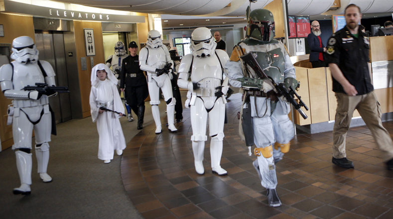 Cientos de fanáticos de la saga Star Wars (Guerra de las Galaxias) recorrieron las calles de muchos países disfrazados de sus personajes favoritos.
