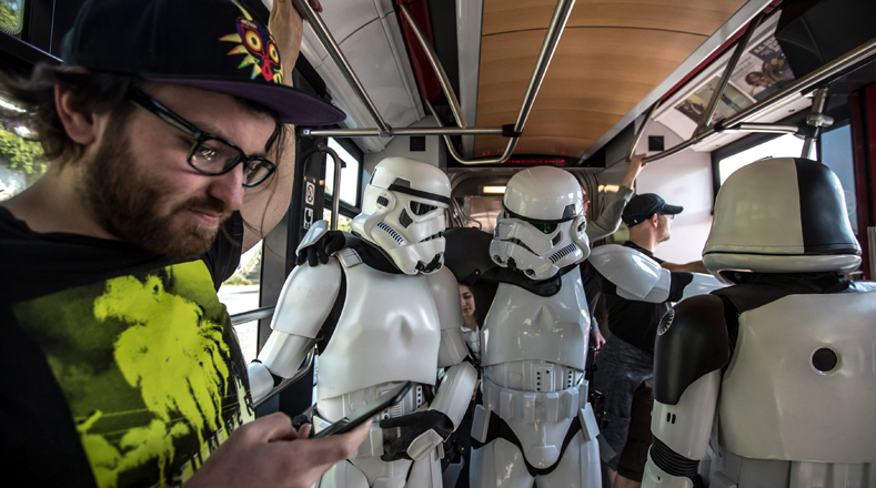 Los soldados Troopers viajaron en tranvías en Praga, República Checa, junto con otros mientras se dirigían a la celebración del Día de Star Wars.