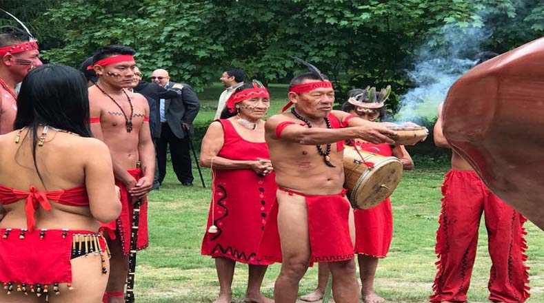 Indígenas venezolanos realizan ritual de sanación a la piedra Kueka en Berlín