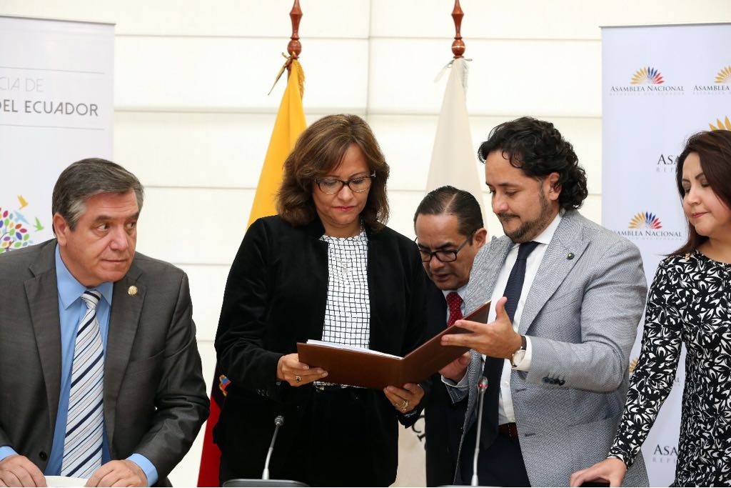 El secretario nacional de Comunicación, Andrés Michelena,  hace entrega del documento a la Asamblea Nacional.