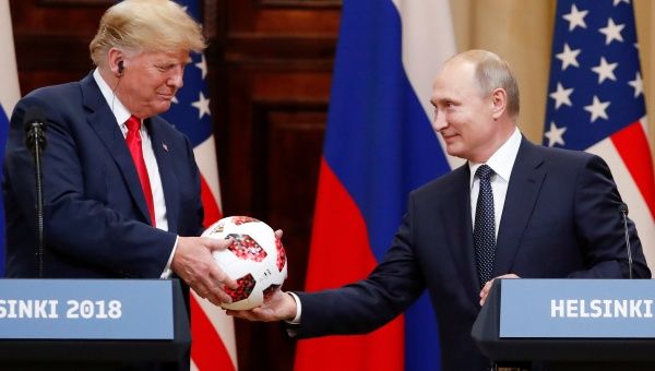 Putin regaló a Trump un balón del Mundial de Rusia 2018.