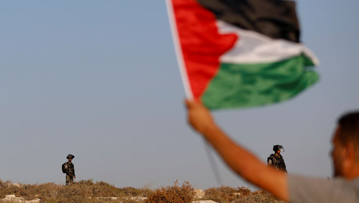 Ciudadano palestino protesta contra la ocupación israelí
